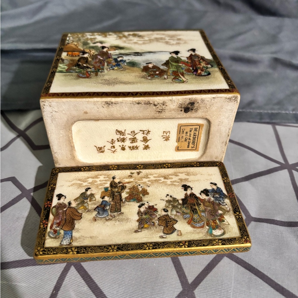Handcrafted Ceramic Box with Intricate Design 189-1910